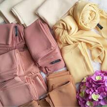 5 pièces/1 set Couleur unie et impression numérique Écharpe plissée en mousseline de soie avec perle Hijab simple mode Châle unicolore pour femmes musulmanes