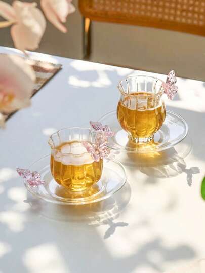 مجموعة كوب وصحن زجاجي قطعة واحدة. كوب وصحن شاي ذو تصميم فراشة وردية. كوب وصحن قهوة جميل بشكل زهرة. كوب وصحن بطراز Ins مناسب للإسبريسو واللاتيه والشاي الأسود والحليب والماء والعصير، مناسب للمنزل والمطبخ والمطعم والكافيه، هدية مناسبة للبنات والنساء، أدوات مائدة