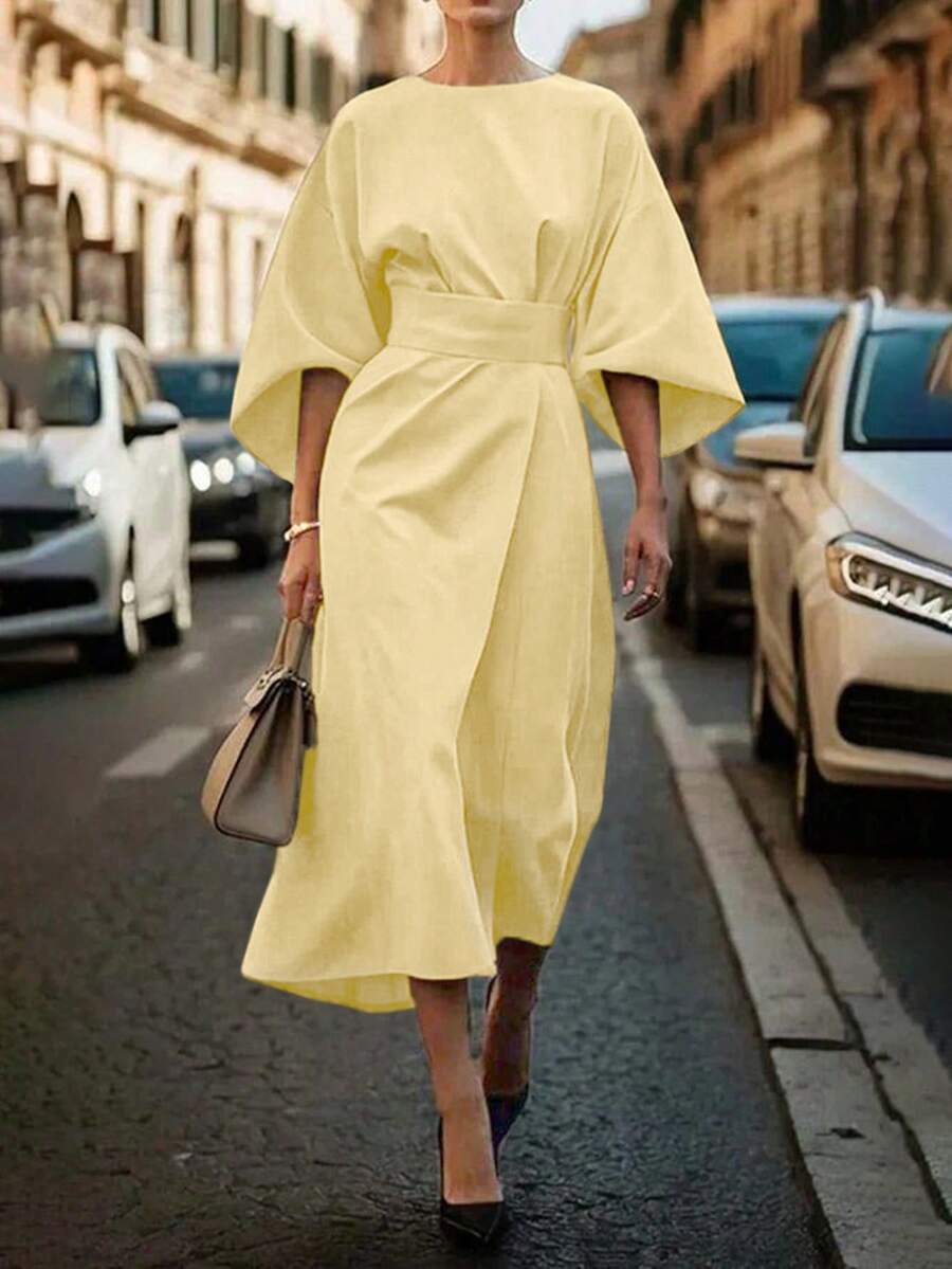 فستان طويل أنيق للنساء بأكمام ثلاثة أرباع مزين بطيات غير متماثلة وفتحة جانبية، لون أحادي، مناسب للارتداء اليومي