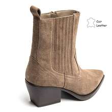 Giày bốt cổ ngắn mũi nhọn làm từ da lộn thật, có gót kiểu và thiết kế có cấu trúc tạo nên phong cách táo bạo và thanh lịch. - Màu Khaki - Xem 5