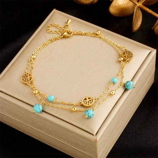 Tobillera dorada con baño de oro y dijes con árbol de la vida y cuentas azules, tobillera boho con doble cadena de color dorado con recortes de árbol y acentos azules, tobillera elegante con capas de oro, dijes con árbol de la vida y cuentas azules, joyería de playa con tobillera en tono dorado con dijes recortados en forma de árbol y cuentas decorativas azules