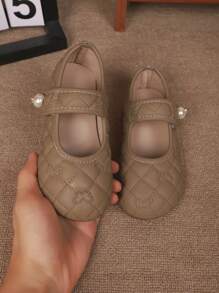 Estamos comprando un par de zapatos planos de primavera y otoño para niñas con un diseño bordado de la parte superior muy de moda. Estos zapatos son adecuados para que los usen niños de 3 a 15 años durante salidas al aire libre, banquetes, actuaciones y viajes de vacaciones.