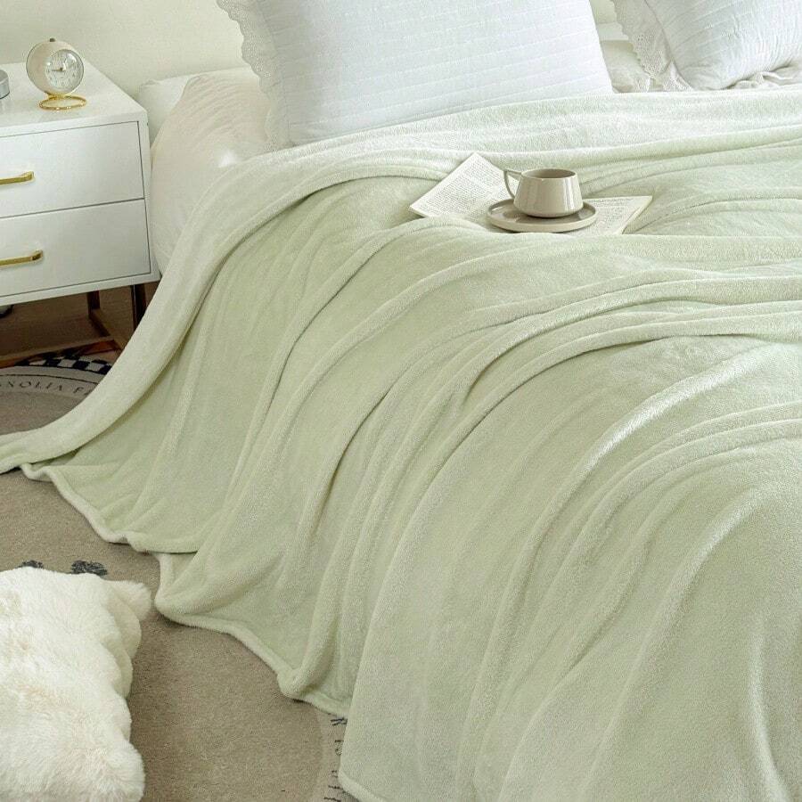 1pc Solid Color Flannel Blanket, Suitable For Bedroom, Sofa, All Seasons - Sprout Green - View 1