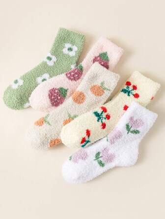 5双珊瑚绒樱桃水果花卉图案女士保暖睡袜，舒适亲肤柔软可爱时尚中筒家居袜，适合春、秋、冬、居家、办公、休闲等场合，亦可作为圣诞礼物。