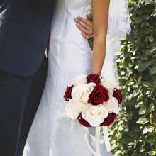 Ramo de novia artificial, ramo de dama de honor de rosas falsas hecho a mano, decoración central para la recepción de boda
