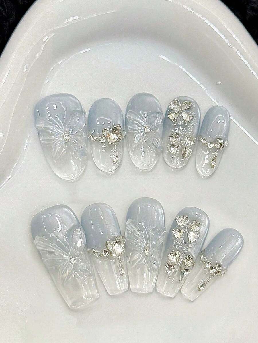 10片浅蓝色短椭圆/长棺材形美甲贴片,透明法式3D花朵蝴蝶凝胶设计,简约蝴蝶水钻假指甲,适合学校、音乐节、派对美甲用品,手工制作美甲贴片 - 淺藍色 - 查看 1