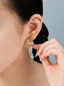1 par de pendientes con diseño de alas de mariposa chapados en oro de 18K, de acero inoxidable, adecuados para mujeres en fiesta/festival/Halloween/Acción de Gracias/regalos