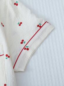 طقم بيجاما مطبوع بالكرز للنساء، ملابس علوية علوي مرصع أزرار ولبس عاقد قصير وسروال قصير، ملابس نوم ولبس منزلي راحة