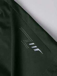 男士运动休闲宽松速干短裤，采用反光条设计，配有口袋、拉链和腰部抽绳，适合健身、跑步和户外活动