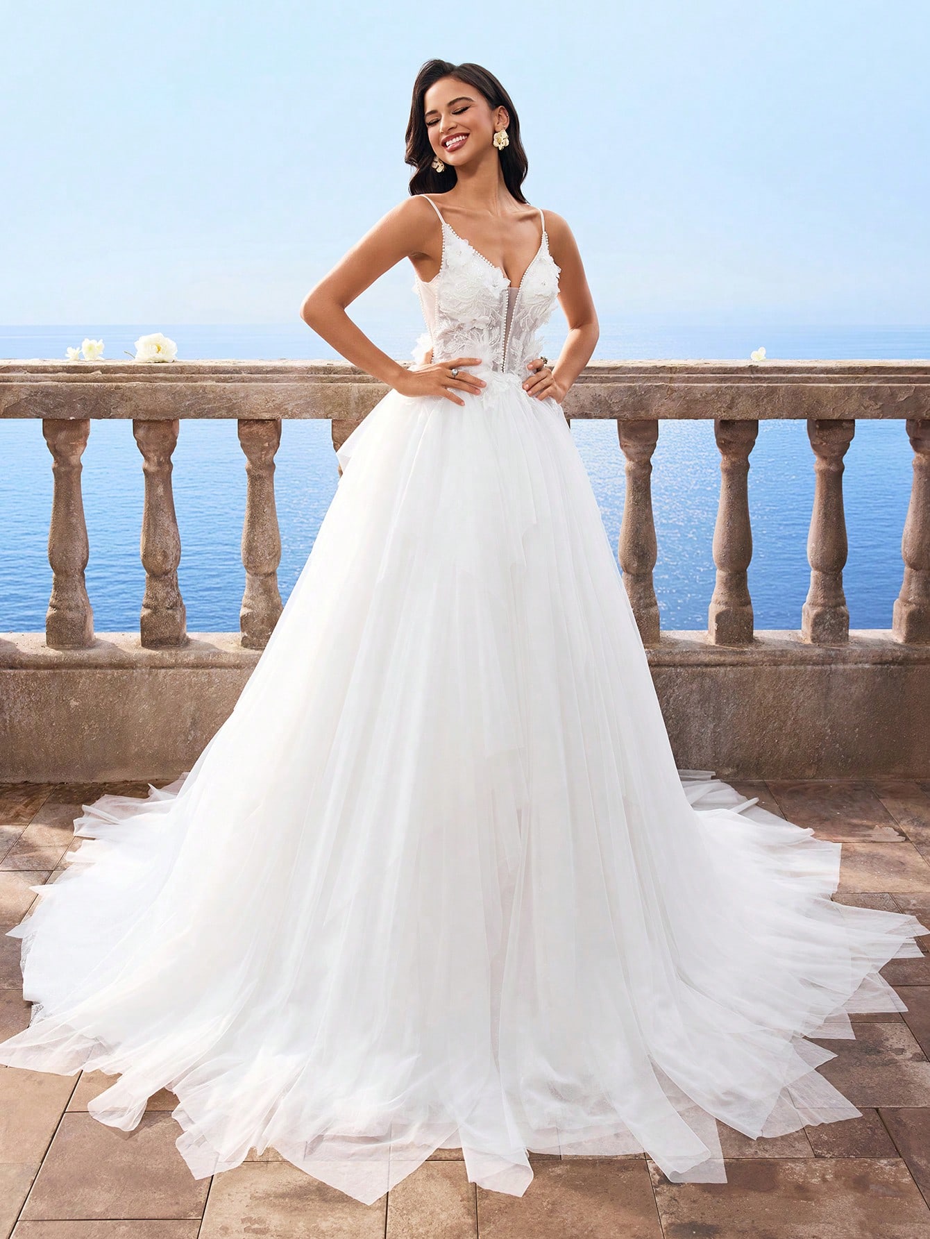 فستان زفاف أنيق بحمالات رفيعة وزهور ثلاثية الأبعاد...