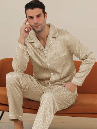 Herrpyjamasset i satin, långbyxor, siden, knappar, långärmad, topp och byxor, vår och höst, jacquard, leopardmönster, bekvämt och mjukt, tvådelat set, loungewear, höst och vinterkläder