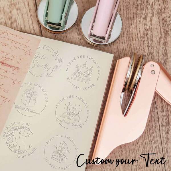 Individueller Prägestempel, perfekter Prägestempel mit Ihrem Text, geeignet zum Prägen auf offiziellen Dokumenten, Produktverpackungen, Zertifikaten, Bibliotheksbüchern, Hochzeitspapieren, Umschlägen und Handwerksarbeiten, Geschenke für Buchliebhaber, Braut & Bräutigam, Schulanfang, personalisierter Prägestempel, multifunktional, dekorativ, wiederverwendbar, modern, farbig, süß, vintage, cartoon, kawaii, individuell, personalisiert, einzigartig, angepasst, für Mitarbeiter, Kunden, Studenten, für Geschäft/Arbeit/Büro, für die Schule