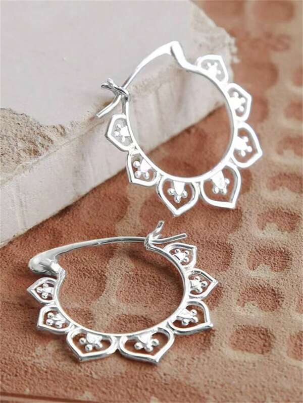 1 paire de boucles d'oreilles à design de lotus creux simple et , convient pour le bijou quotidien décontracté des femmes, cadeau