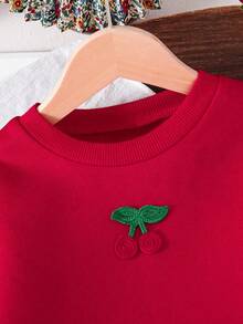 Tween Girl 樱桃印花刺绣图案圆领运动衫和樱桃刺绣牛仔裤套装