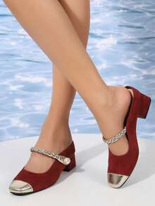 女士方头勃艮第红双色粗跟凉鞋，绒面革和金属编织带，珍珠细节，厚底小方头穆勒鞋，中跟，适合四季户外穿着