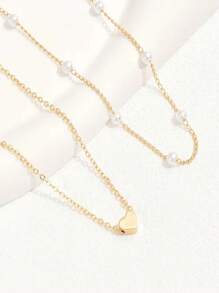 A Delicate Stainless Steel Heart-Shaped Pendant Faux Pearl Collar Necklace, It Is A Beautiful Piece Of Jewelry Suitable For Wearing In Formal Occasions And Is Very Suitable For Ladies To Wear.