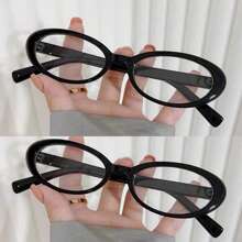 Lunettes style millénaire Y2K avec un petit cadre étroit ovale noir