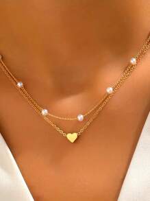 A Delicate Stainless Steel Heart-Shaped Pendant Faux Pearl Collar Necklace, It Is A Beautiful Piece Of Jewelry Suitable For Wearing In Formal Occasions And Is Very Suitable For Ladies To Wear.