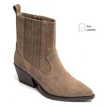 Giày bốt cổ ngắn mũi nhọn làm từ da lộn thật, có gót kiểu và thiết kế có cấu trúc tạo nên phong cách táo bạo và thanh lịch. - Màu Khaki - Xem 2