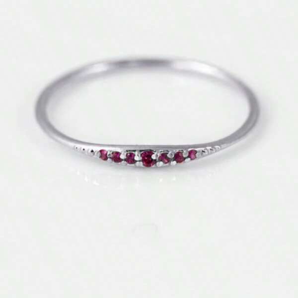 1 pieza Anillo de mujer elegante y minimalista personalizado, diseño de halo enchapado en oro de 14K con piedra de circonita sintética roja brillante, perfecto para uso diario y como regalo, ideal para el Día de San Valentín