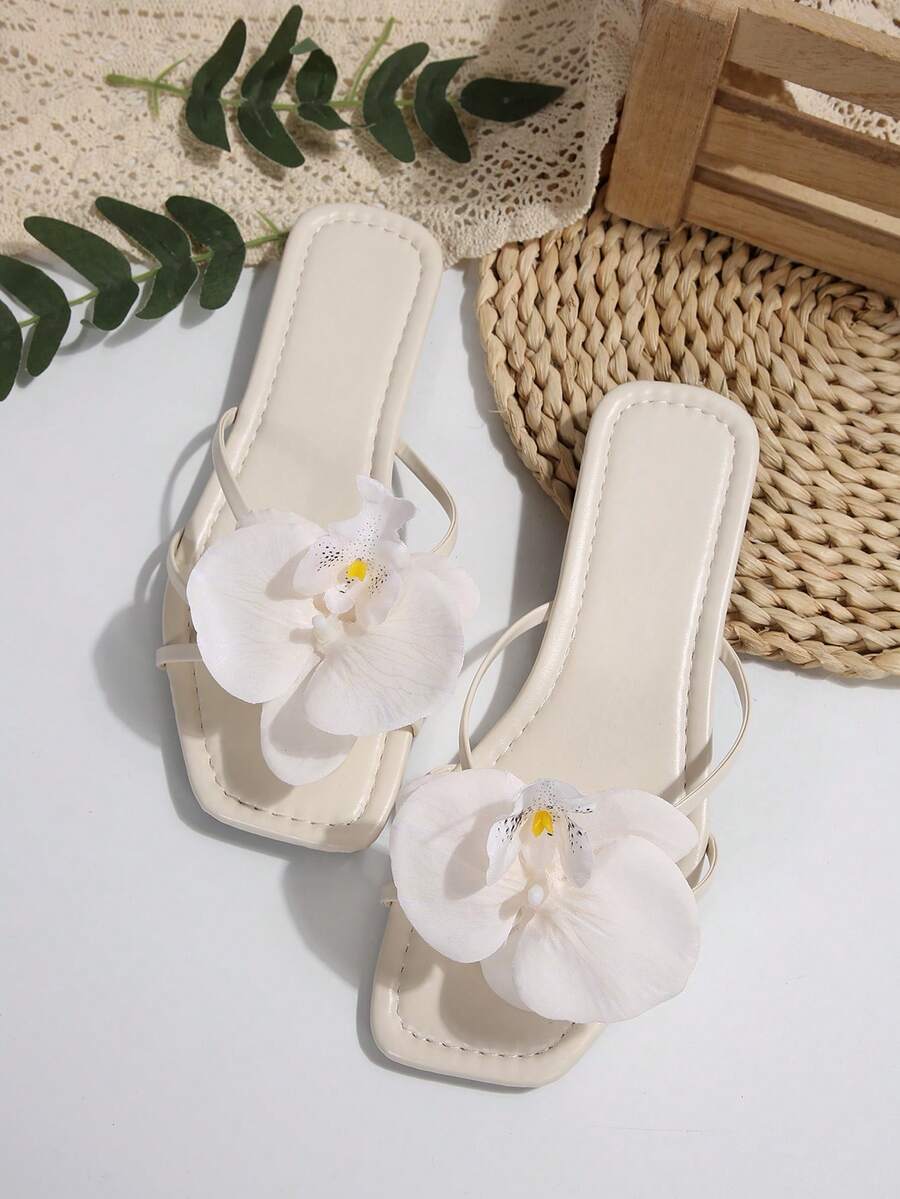 寬版女款涼鞋，蝴蝶蘭花裝飾，白色平底拖鞋，夏季海灘度假風夾腳拖