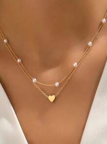 A Delicate Stainless Steel Heart-Shaped Pendant Faux Pearl Collar Necklace, It Is A Beautiful Piece Of Jewelry Suitable For Wearing In Formal Occasions And Is Very Suitable For Ladies To Wear.