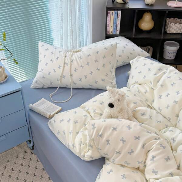 1 set 4 pièces Ensemble de literie blanc et bleu avec nœud, en coton doux lavé, style doux et féminin, convient pour la décoration de la chambre/dortoir des femmes, toutes saisons (1 housse de couette + 1 drap + 2 taies d'oreiller), motif de taie d'oreiller découpé au hasard