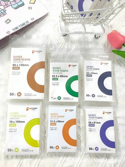 50 Stücke/Packung Foto-Kartenhalter, Hartkarton-Hüllen, perfekter doppellagiger Schutzfilm, Kawaii koreanischer Popcorn-Kartfilm, 20 Stücke Seiden-Kartenhüllen, Liffy Album Karten, säurefreies CPP-Material mit hoher Transluzenz und flachem Mund, geeignet für Albumhalter, Fotografiekarten, Ausweise, Spielkarten, Sport Trading Kpop Poke Baseball, Magic, MTG Hüllen (klar - 6 Größen zur Auswahl).