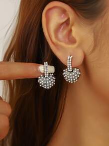 1pair European Style Alloy Heart-Shaped 3D Effect Rhinestone & Pearl Decorated Dangling Earrings With Metal Ear Hoops, Gift & Daily Wear For Women