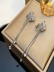 1 par de pinzas para las orejas con borlas largas y mariposas plateadas con incrustaciones de piedras rhinestone, brillantes y elegantes, versátiles para uso diario, joyería de fiesta, regalo de San Valentín, mamá, madre, Día de la Madre