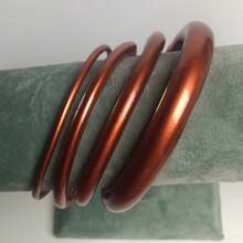 4 pièces/set Bracelets en silicone de gelée avec des accents métalliques, ensemble de bijoux de bracelets en silicone de combinaison de tailles mixtes