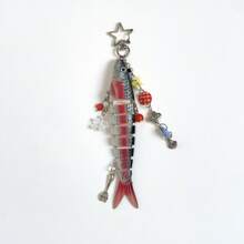 1 pieza Llavero de pez hecho a mano, encantos de bolso de océano, llaveros de océano, llaveros de señuelo de pesca artificial, encantos de peces con cuentas, regalos para pescadores, accesorios escolares y de automóvil, gótico lindo Y2k