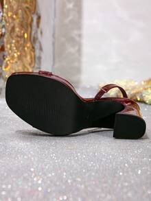 女士新款 10.5 厘米粗跟时尚百搭高端防水台方头漆皮酒红色高跟鞋