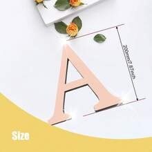 玫瑰金字母墙贴 A-Z - 单个字母高度 10cm/15cm/20cm，亚克力镜面，带 1cm 厚泡沫背衬。双层设计呈现 3D 立体效果；单层设计更显简约。自带背胶，可粘贴于墙面或玻璃上。撕下保护膜即可展现镜面效果。