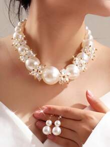 Elegante juego de collar y aretes enchapado en oro de 14K con perlas falsas - joyas lujosas, simples y audaces para mujeres, perfectas para fiestas y regalos