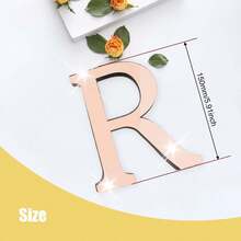 玫瑰金字母墙贴 A-Z - 单个字母高度 10cm/15cm/20cm，亚克力镜面，带 1cm 厚泡沫背衬。双层设计呈现 3D 立体效果；单层设计更显简约。自带背胶，可粘贴于墙面或玻璃上。撕下保护膜即可展现镜面效果。
