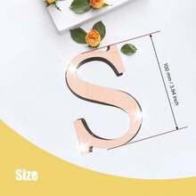 玫瑰金字母墙贴 A-Z - 单个字母高度 10cm/15cm/20cm，亚克力镜面，带 1cm 厚泡沫背衬。双层设计呈现 3D 立体效果；单层设计更显简约。自带背胶，可粘贴于墙面或玻璃上。撕下保护膜即可展现镜面效果。