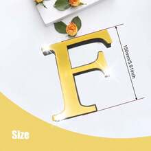 金色字母 A-Z 墙贴 - 单个字母高度 10cm/15cm/20cm，亚克力镜面材质，带 1cm 厚泡沫背衬。双层设计带来更佳的 3D 立体效果；单层设计外观更简洁。自带背胶，可粘贴于墙面或玻璃上。