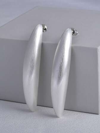 Överdrivna minimalistiska lyxiga chica eleganta långa droppformade personliga frostade örhängen, moderiktiga uttalandeörhängen