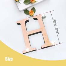 玫瑰金字母墙贴 A-Z - 单个字母高度 10cm/15cm/20cm，亚克力镜面，带 1cm 厚泡沫背衬。双层设计呈现 3D 立体效果；单层设计更显简约。自带背胶，可粘贴于墙面或玻璃上。撕下保护膜即可展现镜面效果。