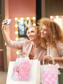 Set de 4/8 bolsas de regalo con decoración de lazos rosas para fiestas, cada una con asa, lazo rosa, nudo y flor margarita. Bolsas para obsequios de fiestas de cumpleaños, baby shower, día de la madre, bodas, etc. Suministros reutilizables para manualidades y decoración de fiestas (Navidad, graduación, despedida de soltera).