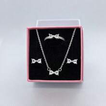 3 PC Ensemble de bijoux en 3 pièces multicolores avec nœud papillon, les plus récents de 2025. Une paire de boucles d'oreilles en argent, une bague en argent et un collier en argent fabriqués à partir de matériaux hypoallergéniques, ornés de diamants taille brillant étincelants et d'éléments de nœud papillon rouge passionné, avec des ornements de diamants en forme de cœur simples mais élégants. Parfait pour les anniversaires, les cadeaux, les fêtes de vacances et le port quotidien - Idéal pour les symboles d'amour/ à durée limitée