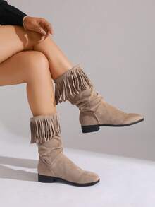 1 双加大码圆头褶皱中筒靴，平底一脚蹬，卡其色流苏优雅时尚靴子，适合秋冬