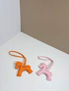 1件纯色PU材质，时尚优雅，简约百搭，个性十足，可爱有趣的动物造型，马和小马造型，可作背包、单肩包、斜挎包、手提包、托特包、腋下包、化妆包、其他收纳包、挂件、车挂件、钥匙扣、腰带挂件、行李挂件、身份识别挂件等。适合情侣、女友、学生、男女上班、通勤、日常约会、度假、旅行和商务出行。也适合男士、节日、送给女友、母亲、作为小礼物、生日礼物。 - 粉色 - 查看 6