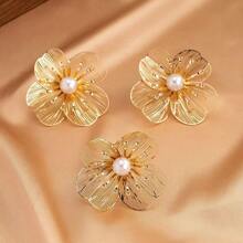 1 Set de Joyas con Diseño Floral 3D en Tono Dorado que incluye Aretes, Collar y Anillo