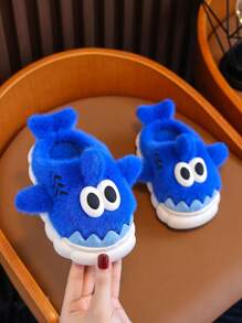 一双儿童秋冬毛绒拖鞋，适合室内外休闲，舒适防滑，软底居家使用