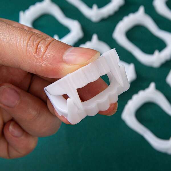 20 Pezzi Denti Finti Bianchi da Vampiro - Denti in Plastica da Vampiro per Bambini per Ognissanti, Divertenti Accessori da Cosplay, Gadget per Feste e Dolcetto o Scherzetto