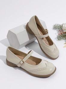 女士舒适黑色平底一脚蹬休闲鞋，柔软舒适，激光镂空图案，透气芭蕾平底鞋，适合上班穿着