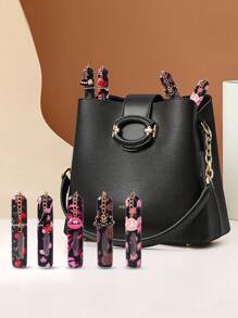 1个5毫升香水补充瓶、液体补充瓶、喷雾瓶。吊坠配件钥匙扣，时尚5毫升香水分装瓶，便携式旅行底部注水瓶。可重复使用，底部注水设计，方便携带，液体分装瓶。香水单独装瓶。防晒喷雾瓶。蚊香专用分装瓶。旅行必备品，假期香水可补充装旅行瓶