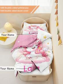 这款半件套可定制独角兽床上用品套装包含一个可定制文字的独角兽图案被套，双面印花，粉嫩可爱，是女孩房间的理想之选。多功能、装饰性强，饰有字母图案，时尚现代，色彩丰富，可爱休闲，可定制，个性化，独一无二。是送给亲朋好友的理想礼物。这款家居纺织品透气、轻盈、柔软，营造出浓浓的圣诞氛围。 - 彩色 - 查看 2